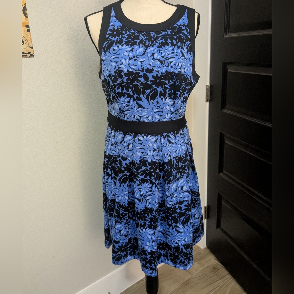 Pretty, comfortable blue sleeveless knee length dress w/ side zipper Fully lined